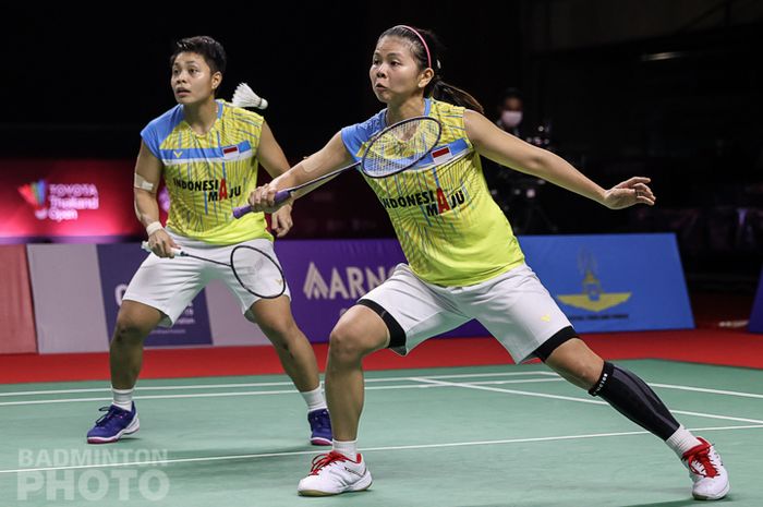 Pasangan ganda putri Indonesia, Greysia Polii/Apriyani Rahayu, saat menjalani laga semifinal Thailand Open II 2021 di Impact Arena, Bangkok, Thailand, Sabtu (23/1/2021).