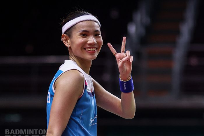 Pebulu tangkis tunggal putri Taiwan, Tai Tzu Ying, berpose usai memenangi laga perempat final Thailand Open II 2021 di Impact Arena, Bangkok, Thailand, Jumat (22/1/2021).