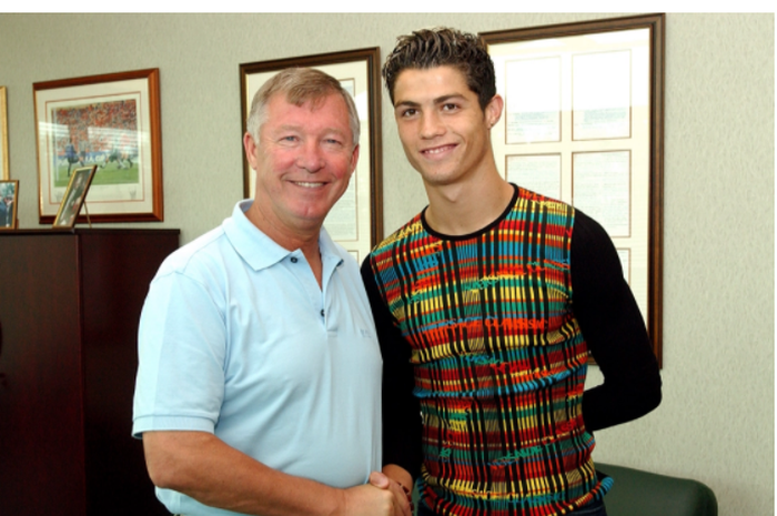 Cristiano Ronaldo ketika diperkenalkan oleh Pelatih Manchester United, Sir Alex Ferguson, pada 2003.