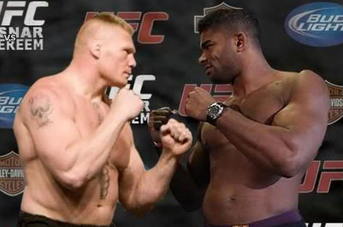 Alistair Overeem (kanan) dan legenda WWE, Brock Lesnar (kiri) pada seri UFC 141 tahun 2011 silam.