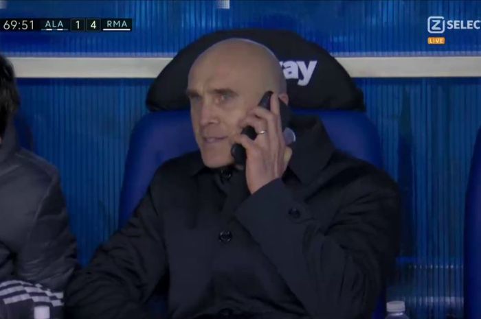 Real Madrid berpestas di kandang lawan mereka, Deportivo Alaves, sementara asisten Zinedine Zidane sempat menerima telepon di tengah laga.