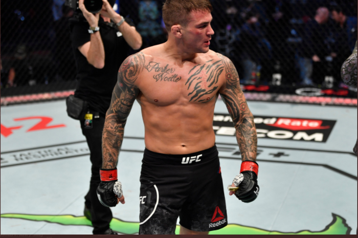 Petarung kelas ringan UFC, Dustin Poirier, ketika berjalan usai membekuk Conor McGregor pada ajang UFC 257 di Etihad Arena, Abu Dhabi, Minggu (24/1/2021).