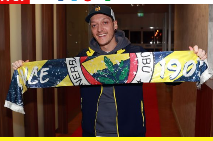 Mesut Oezil ketika baru mendarat di Istanbul untuk bergabung dengan Fenerbahce.