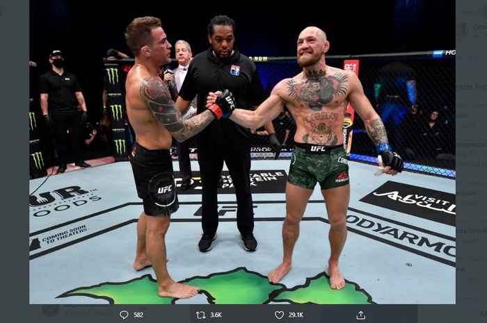 Conor McGregor (kanan) dan Dustin Poirier (kiri) bersalaman usai pertarungan mereka pada Minggu (24/1/2021).