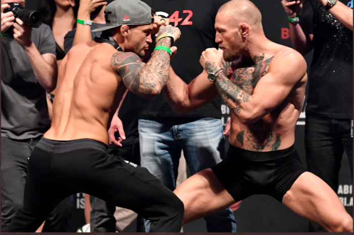 Ketika Dustin Poirier (kiri) dan Conor McGregor (kanan) saat sesi stare down pada ajang UFC 257.