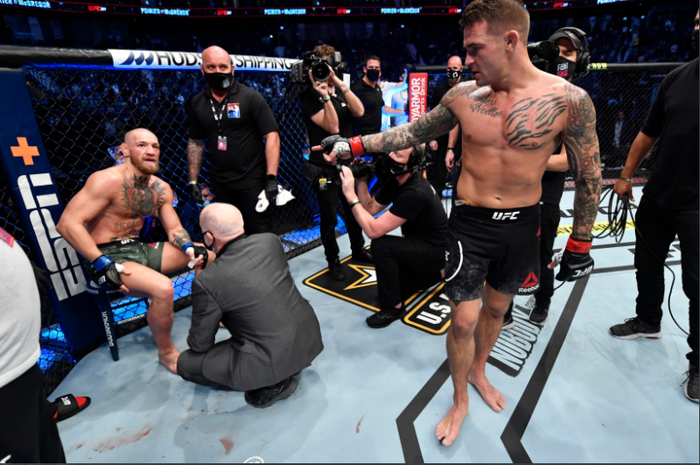 Dustin Poirier (kanan) menghampiri Conor McGregor (kiri) setelah selesai pertarungan UFC 257.