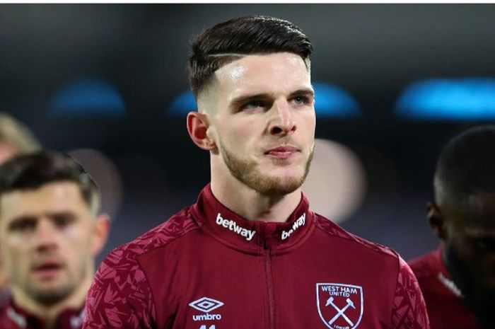 Berita pemecatan pelatih Chelsea, Frank Lampard, langsung membuat mantan pelatih Manchester United, David Moyes, langsung mewanti-wanti klub tersebut untuk tidak membajak pemain bintang West Ham United, Declan Rice.  