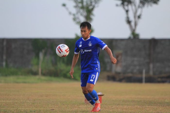 Pemain Persik Kediri, Antoni Putro Nugroho sedang menjalani latihan