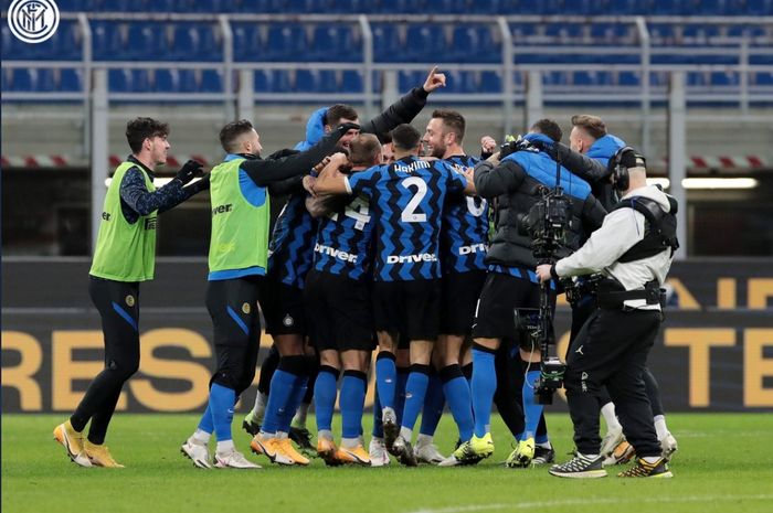 Para pemain Inter Milan merayakan kesuksesan tim ke semifinal Coppa Italia usai menundukkan rival sekota, AC Milan di babak perempat final.