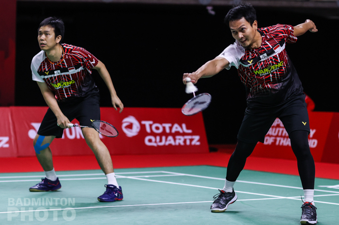 Pasangan ganda putra Indonesia, Mohammad Ahsan/Hendra Setiawan, saat menjalani hari pertama babak penyisihan grup B BWF World Tour Finals 2020 di Impact Arena, Bangkok, Rabu (27/1/2021).