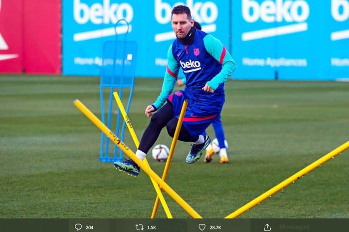 Lionel Messi saat menjalani sesi latihan tim Barcelona.