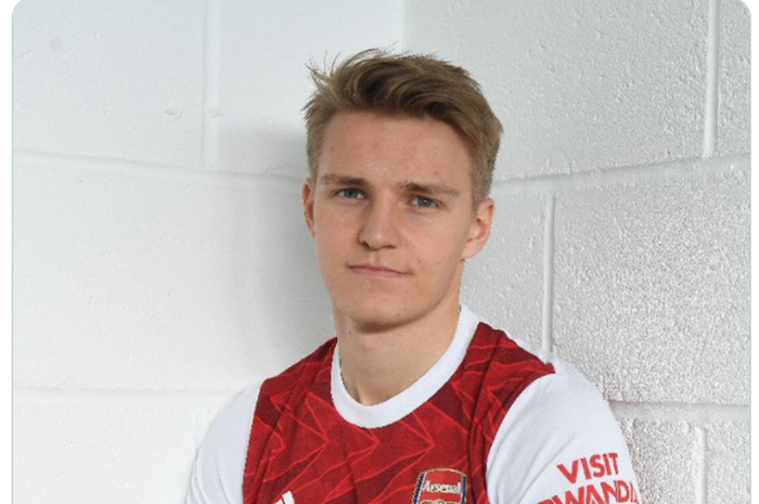  Pelatih Arsenal, Mikel Arteta, menilai komparasi dengan bintang Barcelona, Lionel Messi, takkan membantu pilar anyarnya, Martin Odegaard (22)