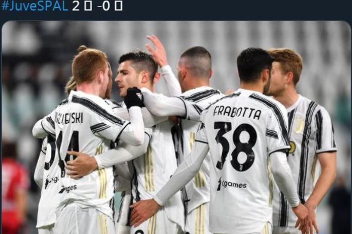 Alvaro Morata disambut pemain lain Juventus setelah bikin gol ke gawang SPAL di Coppa Italia, 27 Januari 2021.