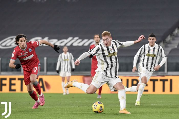 Cristiano Ronaldo berduet dengan penerus Tuhan-nya AC Milan, Dejan Kulusevski, dalam laga Hellas Verona vs Juventus.