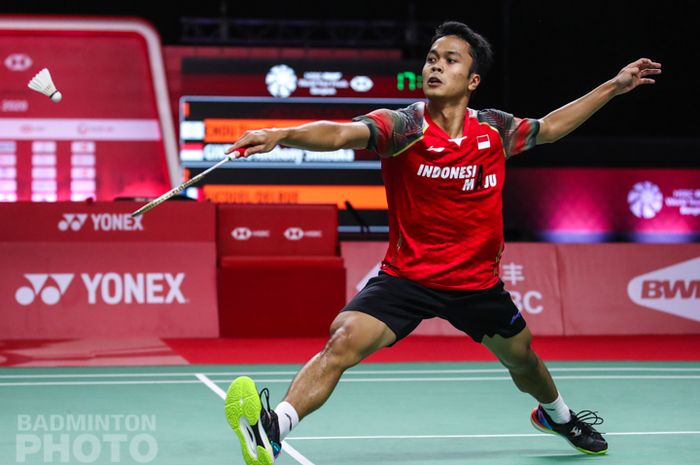 Aksi pebulu tangkis tunggal putra Indonesia, Anthony Sinisuka Ginting, pada penyisihan Grup A BWF World Tour Finals 2020 di Impact Arena, Bangkok, Thailand, 28 Januari 2021.