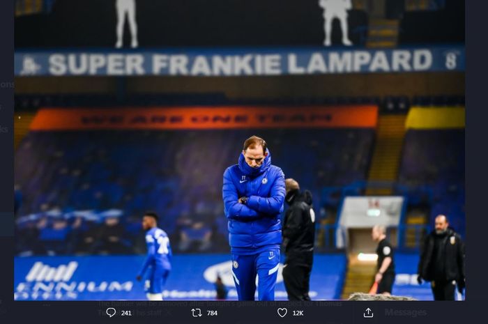 Thomas Tuchel saat menjalani laga debut di Chelsea menghadapi Wolverhampton, 27 Januari 2021, dengan latar belakang spanduk fan buat mendukung Frank Lampard.