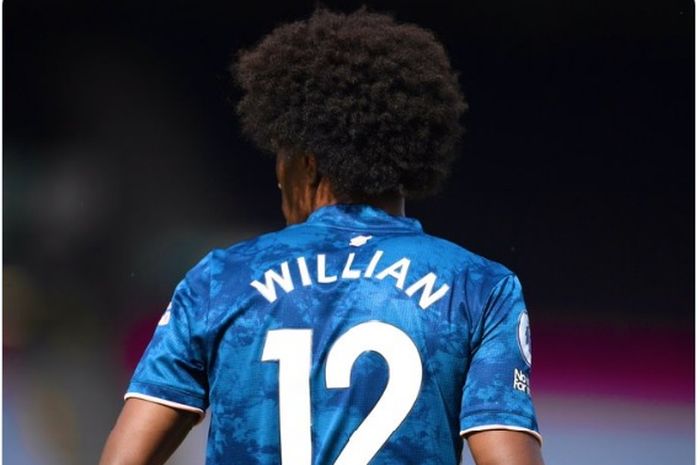 Mantan pemain Arsenal, Tony Adams, tak puas dengan Willian dan kebijaka transfer Arsenal.