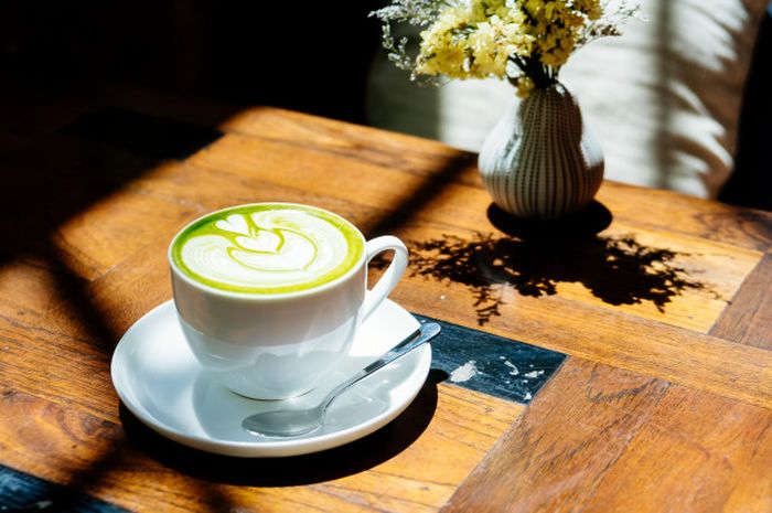 Get to know the health benefits of matcha, a green drink that is often found in modern cafes