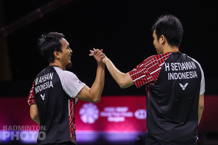 Pasangan ganda putra Indonesia, Mohammad Ahsan/Hendra Setiawan, saat merayakan kesuksesan menembus semifinal dari penyisihan grup B BWF World Tour Finals 2020 di Impact Arena, Bangkok, Jumat (29/1/2021).