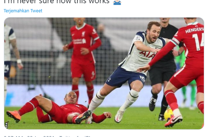 Momen Harry Kane mendapat tekel dari Thiago Alcantara dalam laga Tottenham Hotspur melawan Liverpool, Kamis (28/1/2021) waktu setempat.