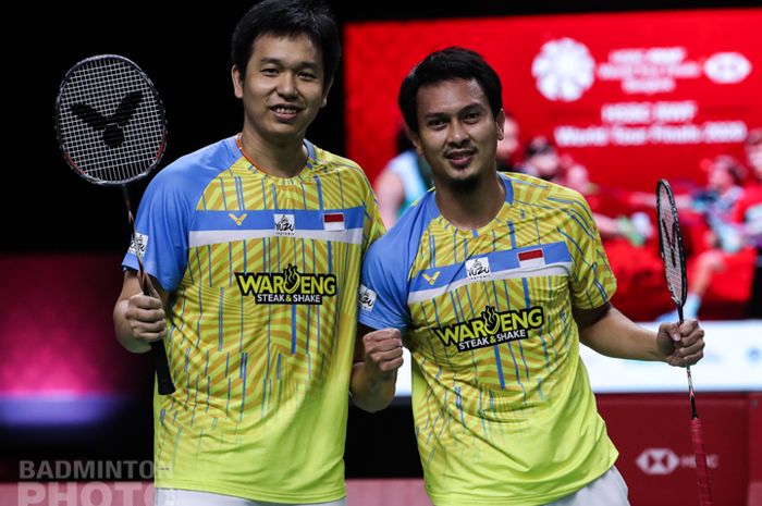 Pasangan ganda putra Indonesia, Mohammad Ahsan/Hendra Setiawan, setelah laga semifinal BWF World Tour Finals 2020 di Impact Arena, Bangkok, Sabtu (30/1/2021).