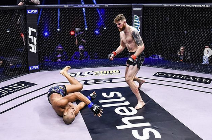 Momen duel MMA berjudul LFA 98 (29/1/2021) waktu setempat kala, Josh Fremd (berdiri) menghasilkan KO mengerikan pada lawannya.