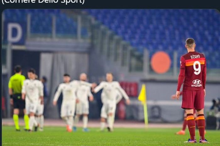 Striker AS Roma, Edin Dzeko, tersisihkan dari skuad akibat konflik dengan pelatih.