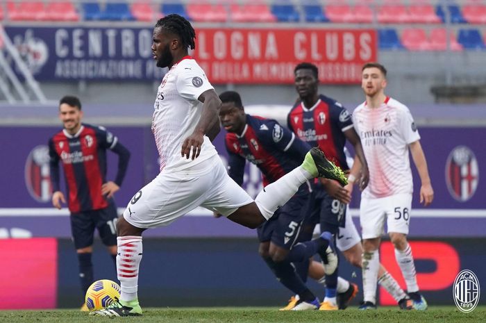 Pemain AC Milan, Franck Kessie, melepaskan tendangan ke gawang Bologna dalam laga pekan ke-20 Liga Italia di Stadion Luigi Feraris, Sabtu (30/1/2021)