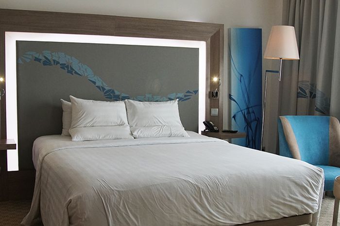 The executive suite of Novotel Tangerang features a modern sleek design with muted color palette painted on the walls and furniture.