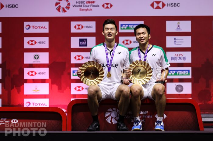 Pasangan ganda putra Taiwan, Lee Yang/Wang Chi Lin, setelah menjuarai BWF World Tour Finals 2020 di IMpact Arena, Bangkok, Minggu (31/1/2021).