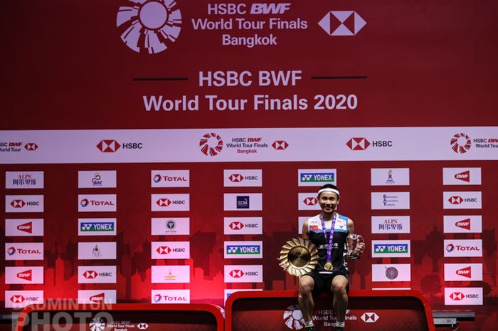 Pebulu tangkis tunggal putri Taiwan, Tai Tzu Ying, berpose setelah memastikan gelar pada BWF World Tour Finals 2020 di Impact Arena, Bangkok, Minggu (31/1/2021).