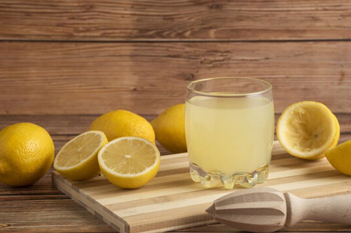 kebaikan minum air lemon