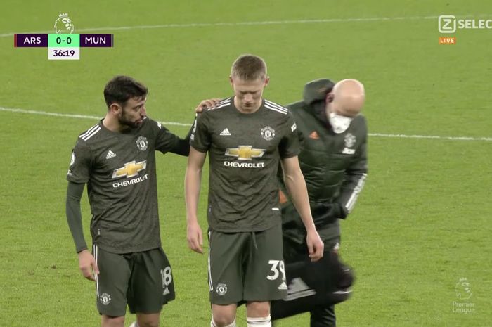 Gelandang Manchester United, Scott McTominay mengalami masalah perut dan harus ditarik keluar sebelum babak pertama usai dalam laga melawan Arsenal di Emirates Stadium, Sabtu (30/1/2021) atau Minggu dini hari WIB.