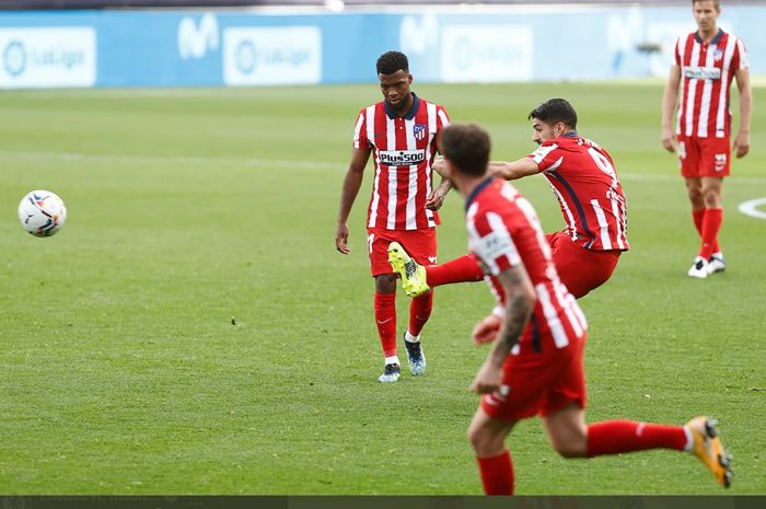 Momen Luis Suarez mencetak gol ke gawang Cadiz via tendangan bebas untuk Atletico Madrid.