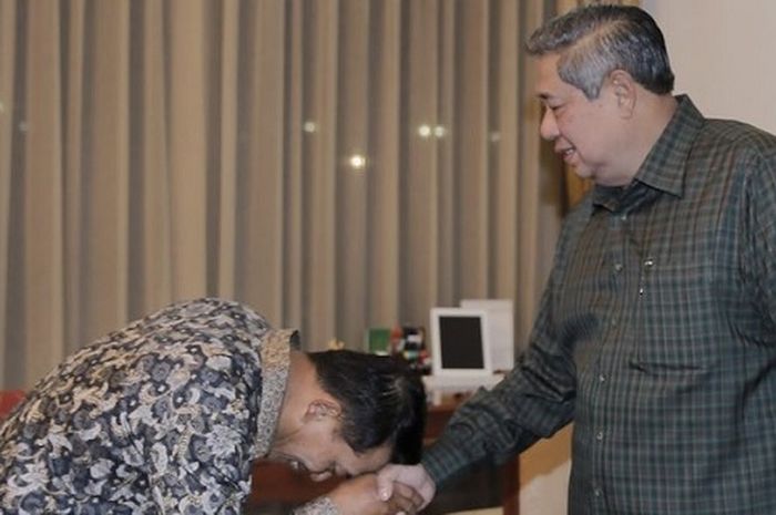 Sama Sama Simpan Foto Cium Tangan Sby Tabiat Asli 2 Mantan Panglima Tni Saat Diajak Kudeta Ahy Dibongkar Semua Halaman Fotokita