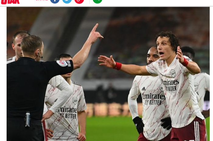 Ekspresi bek Arsenal, David Luiz, ketika diganjar kartu merah oleh sang wasit.