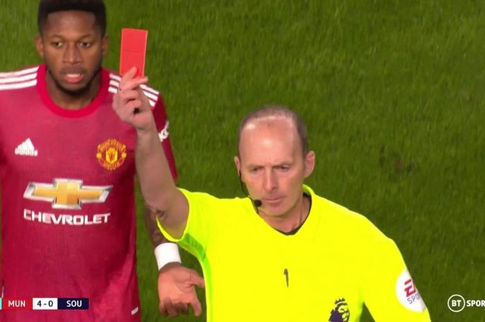  Wasit Liga Inggris, Mike Dean, mendapat ancaman pembunuhan karena dua kartu merah yang ia berikan untuk Jan Bednarek (Southampton) dan Thomas Soucek (West Ham United). 