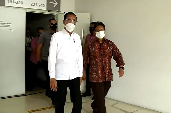 Jokowi meinjau vaksinasi massal di Istora