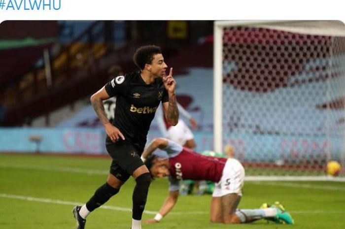 Gelandang serang West Ham United, Jesse Lingard, merayakan gol ke gawang Aston Villa dalam laga Liga Inggris di Stadion Villa Park, Rabu (3/2/2021).