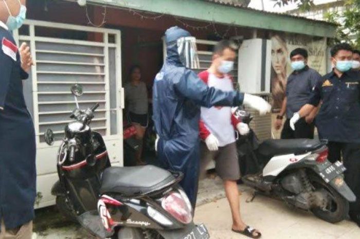 Cowok Pengedar Sabu Ditangkap Polisi, Ngaku Positif Covid-19 Aparat Auto Mundur Ganti APD Dulu!