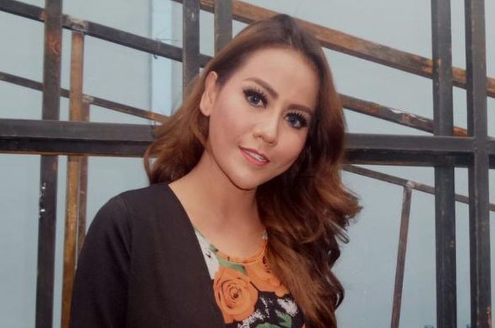 Pedangdut <a href='https://manado.tribunnews.com/tag/nita-thalia' title='Nita Thalia'>Nita Thalia</a> alami kelumpuhan pada wajah setelah <a href='https://manado.tribunnews.com/tag/operasi-plastik' title='operasi plastik'>operasi plastik</a>. 
