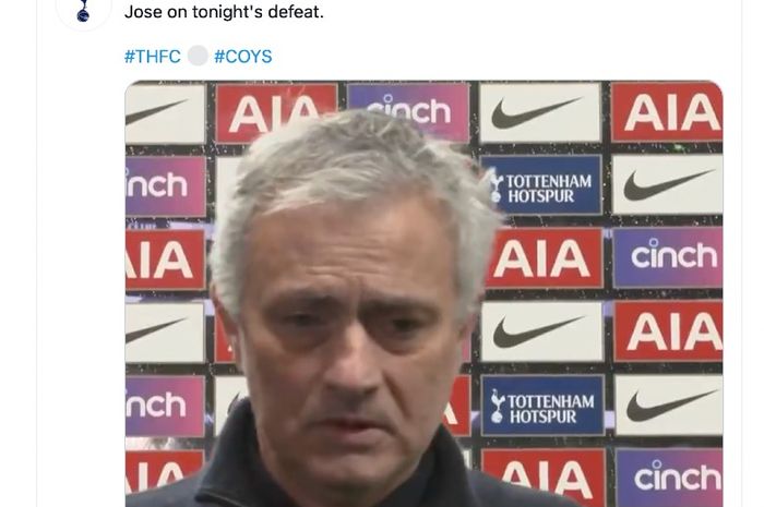 Serangkaian hasil buruk yang dialami Tottenham Hotspur membuat suporter klub asal London Utara tersebut iba terhadap sang pelatih, Jose Mourinho.  