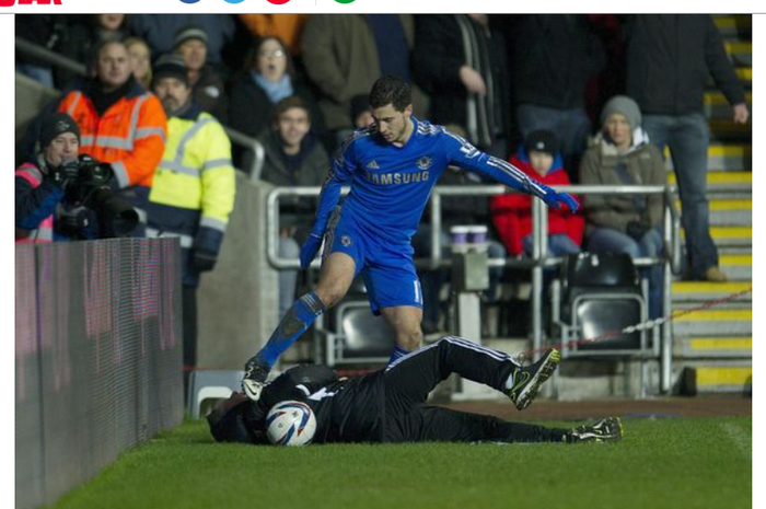 Eden Hazard menendang seorang anak gawang ketika Chelsea vs Swansea, delapan tahun silam (23/1/2013).