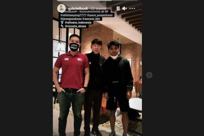 Agen pemain dari Indonesia, Gabriel Budi, tengah berfoto bersama Shin Tae-yong dan Asnawi Mangkualam, 1 Februari 2021