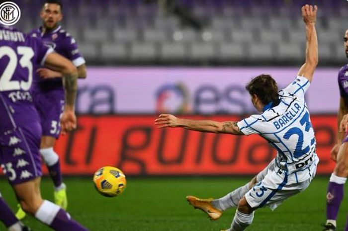 Pemain mungil Inter Milan mencetak gol tendangan pisang ke gawang Fiorentina, AC Milan terancam turun dari puncak klasemen Liga Italia 2020-2021.