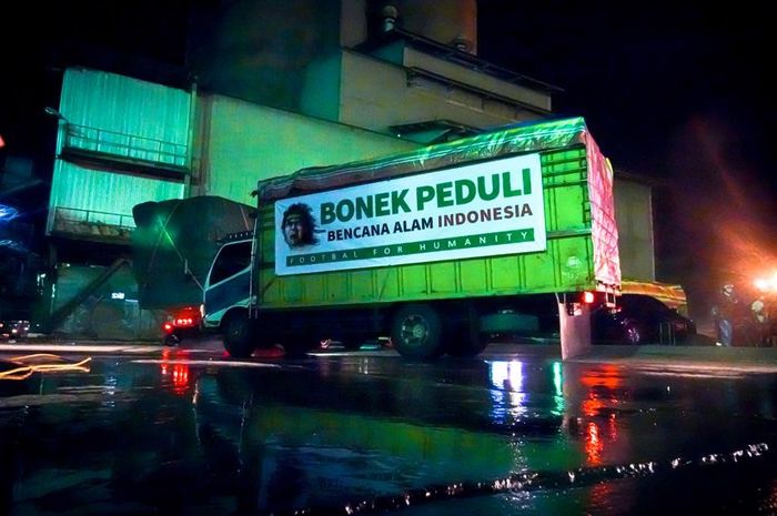 Truk bantuan tim Bonek Peduli tiba di Makassar, Jumat (5/2/2021). Di sana mereka disambut hangat oleh suporter PSM Makassar.