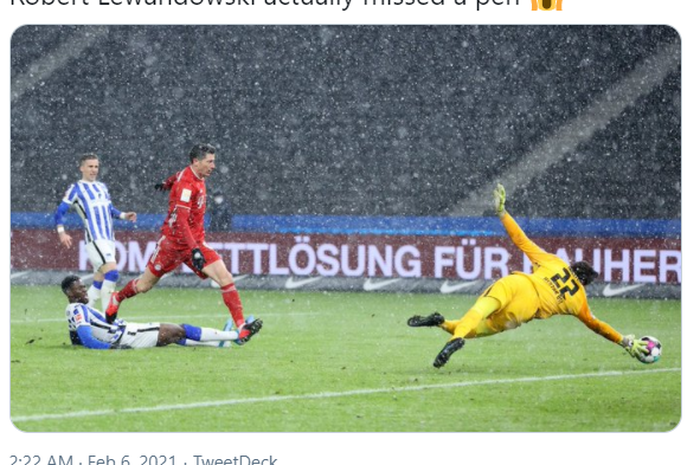 Momen ketika penalti Robert Lewandowski digagalkan oleh Rune Jarstein dalam laga Hertha Berlin melawan Bayern Muenchen pada pekan ke-20 Bundesliga 2020-2021.