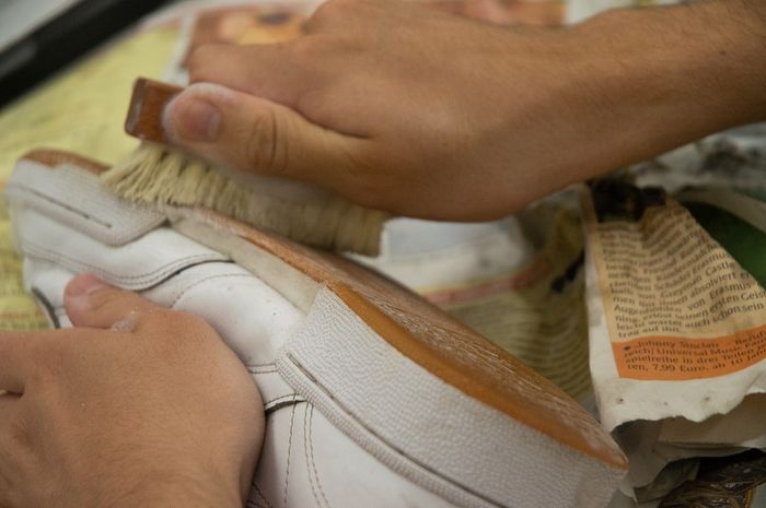 Jangan Lakukan 4 Kesalahan Mencuci Sepatu Ini, Salah Satunya Tidak