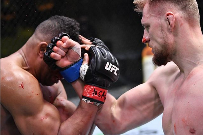 Alexander Volkov (kanan) tengah menghempaskan pukulan kearah Alistair Overeem (kiri) pada UFC Vegas 18 Minggu (7/2/2021).