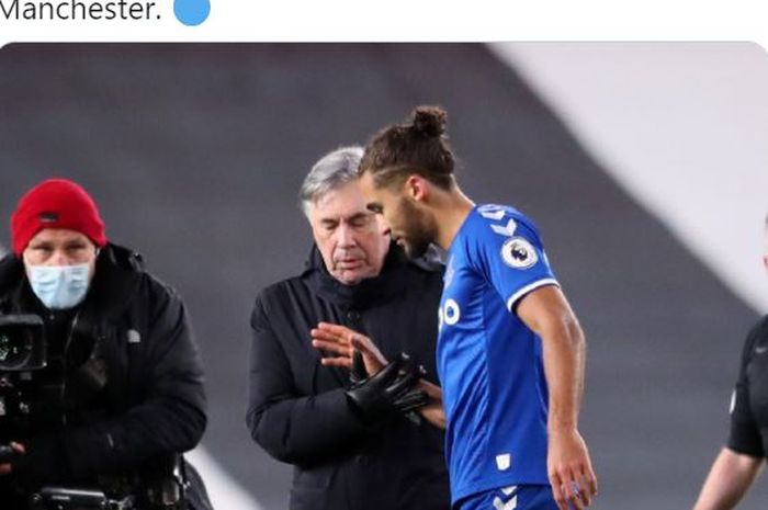 Pelatih Everton, Carlo Ancelotti, bersalaman dengan Dominic Calvert-Lewin seusai laga Liga Inggris kontra Manchester United di Stadion Old Trafford, Sabtu (6/2/2021).